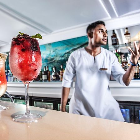 Beverly Hills Durban Extérieur photo A bartender at work