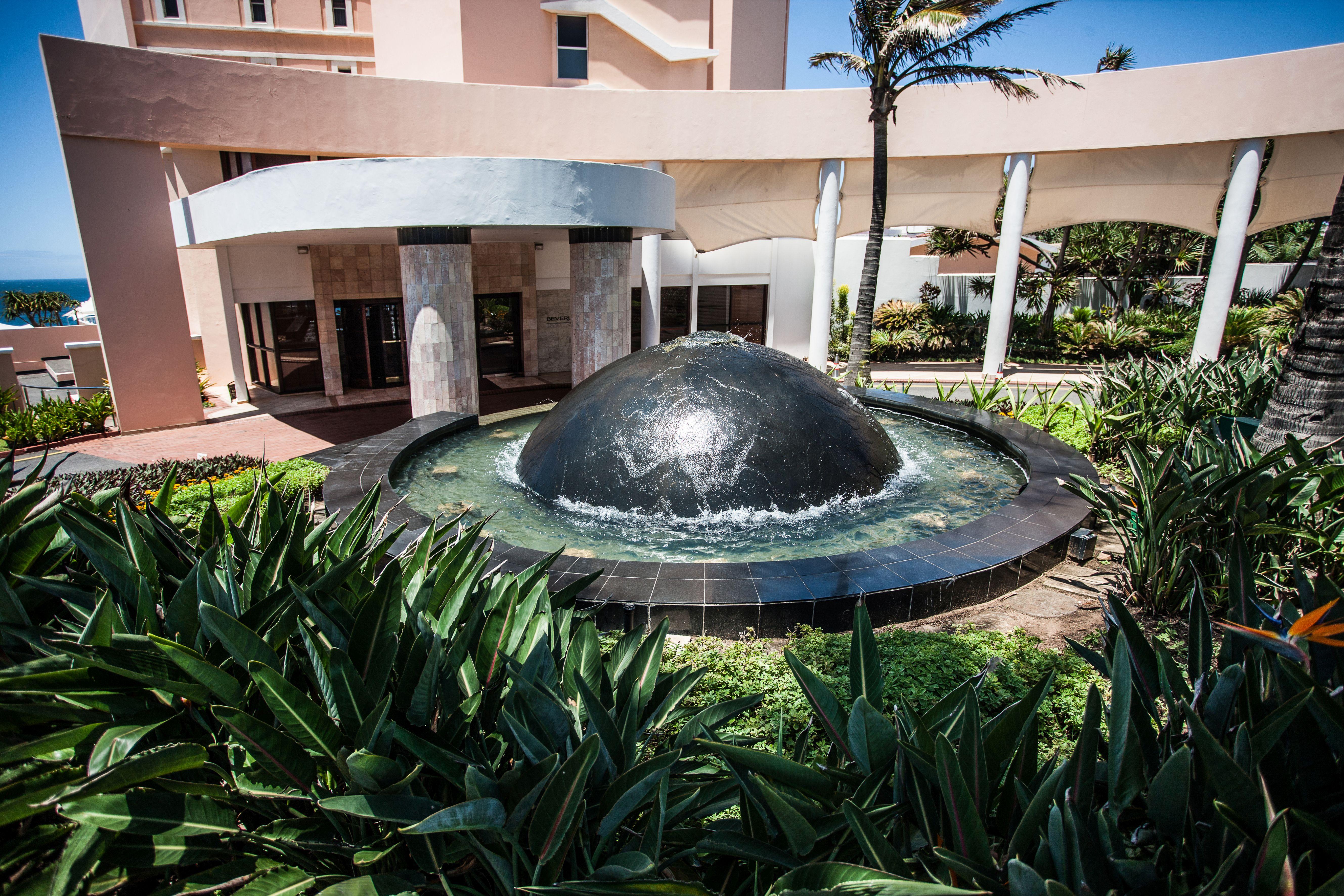 Beverly Hills Durban Extérieur photo Fountain at the entrance of the hotel