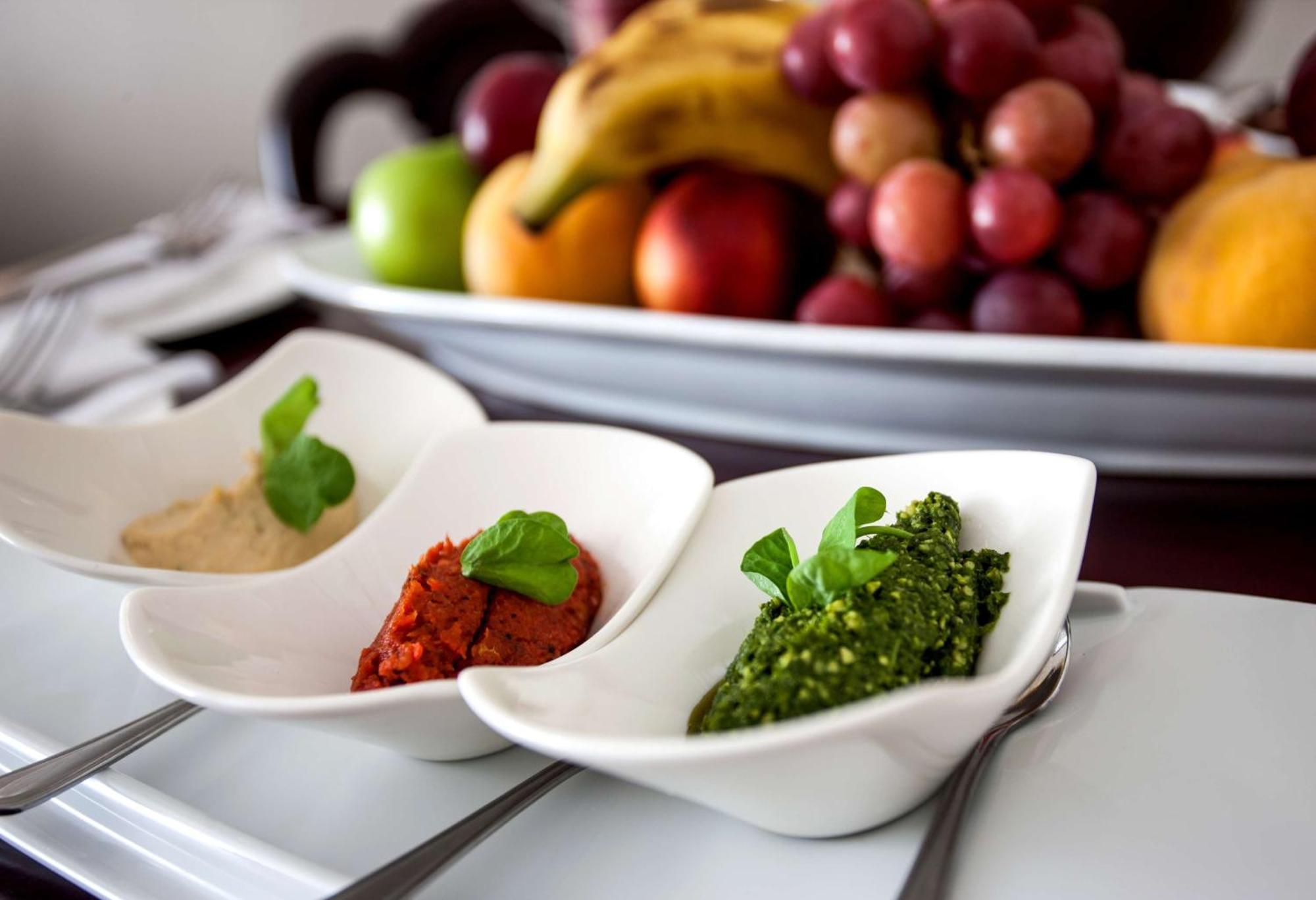 Beverly Hills Durban Extérieur photo Hummus, baba ghanoush and pesto