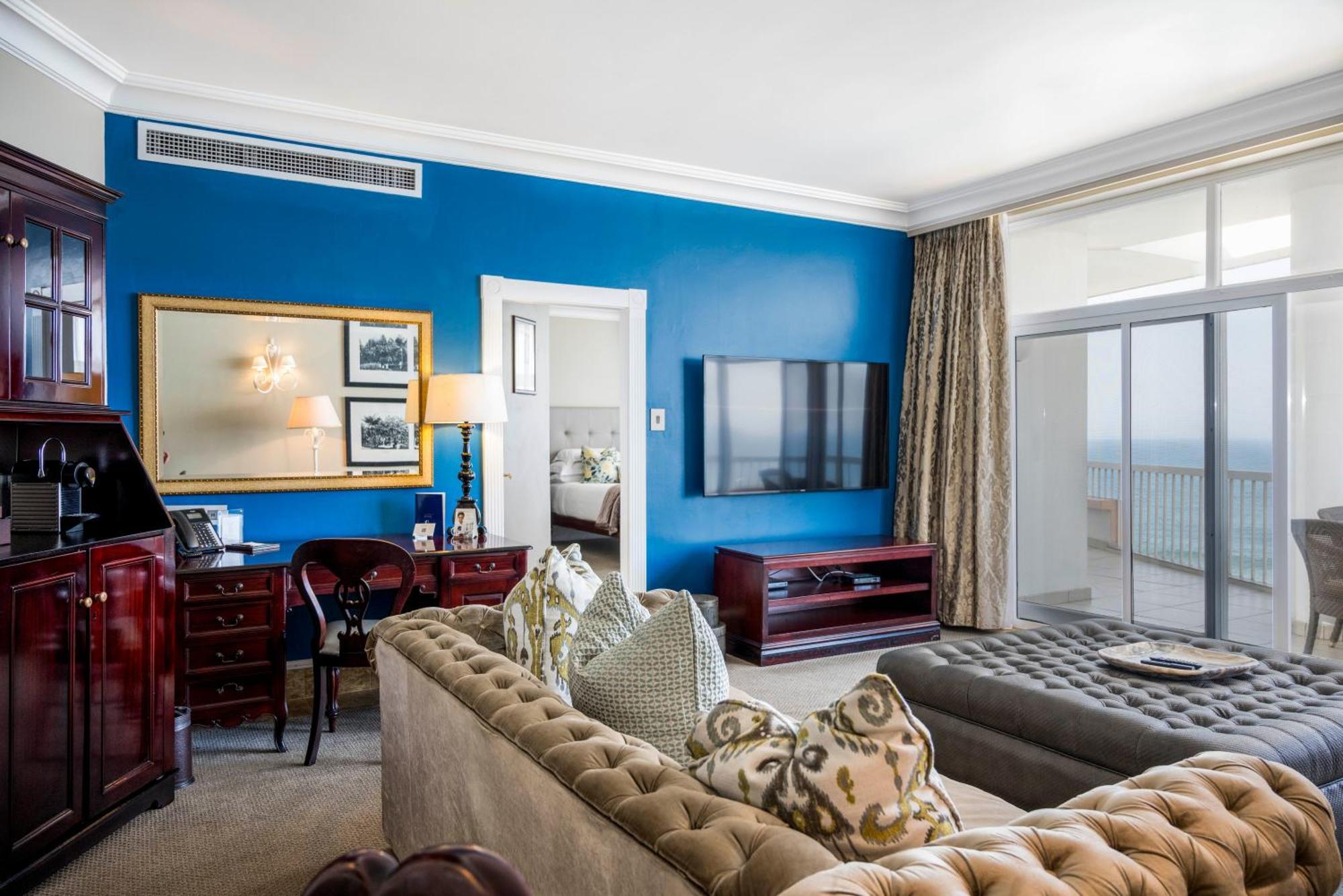 Beverly Hills Durban Extérieur photo A living room in a suite at Trump Ocean Club International Hotel and Tower