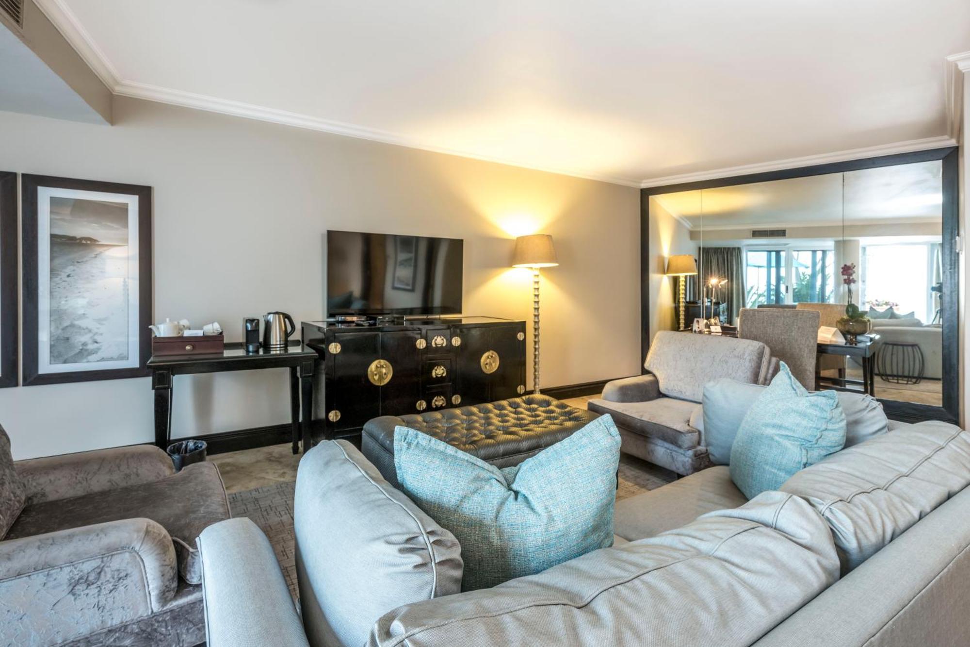Beverly Hills Durban Extérieur photo A living room at the Four Seasons Hotel