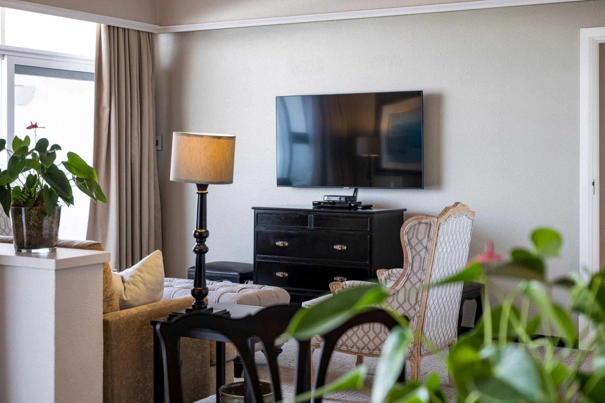 Beverly Hills Durban Extérieur photo A television set in a hotel room